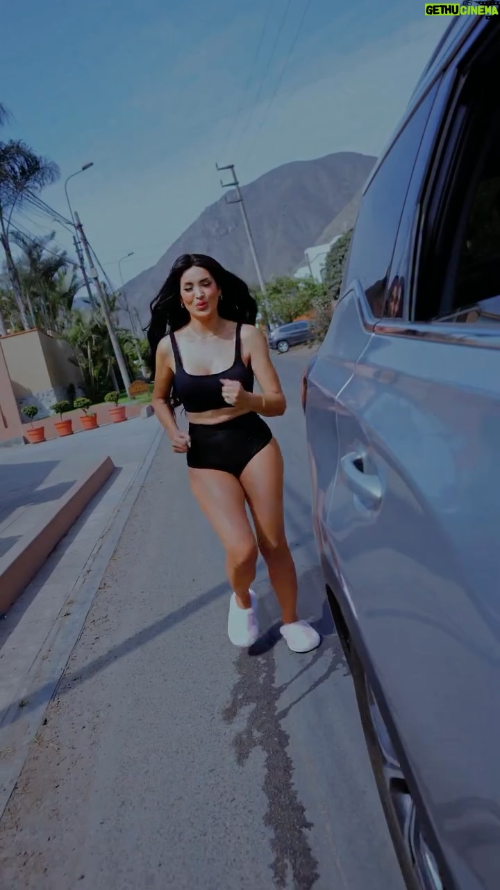 Micheille Soifer - 17.5K Likes - Si no hay camerino… se improvisa 😅🚗✨ esta sería yo si estoy tarde para ir al canal