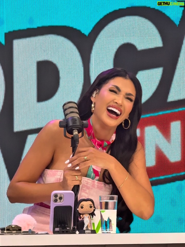 Micheille Soifer - 14K Likes - Mi día hoy! 
Conocí a @gregoriopernia 🥹
Me dio unos tips de actuación 🤣
Me dio ataque de risa en el podcast TV 
Como en los viejos tiempos de cole (trampita) 
Por favor ustedes pongan los títulos a las otras fotos 🤣✨🫢♥️