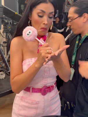Micheille Soifer Instagram - Mi día hoy!
Conocí a @gregoriopernia 🥹
Me dio unos tips de actuación 🤣
Me dio ataque de risa en el podcast TV
Como en los viejos tiempos de cole (trampita)
Por favor ustedes pongan los títulos a las otras fotos 🤣✨🫢♥️