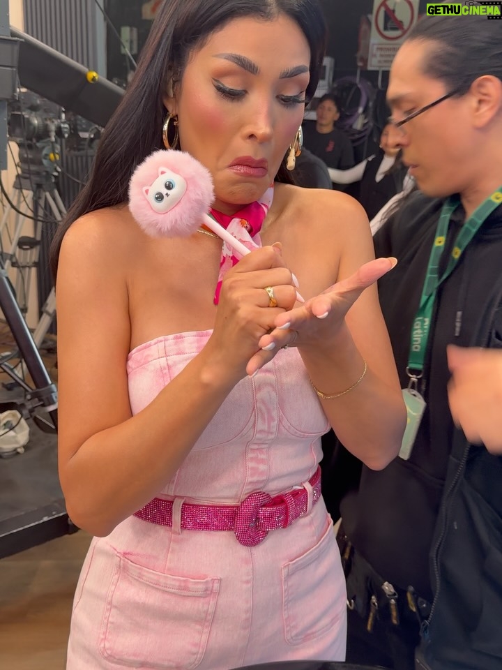 Micheille Soifer - 14K Likes - Mi día hoy! 
Conocí a @gregoriopernia 🥹
Me dio unos tips de actuación 🤣
Me dio ataque de risa en el podcast TV 
Como en los viejos tiempos de cole (trampita) 
Por favor ustedes pongan los títulos a las otras fotos 🤣✨🫢♥️