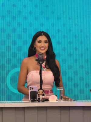 Micheille Soifer Instagram - Mi día hoy!
Conocí a @gregoriopernia 🥹
Me dio unos tips de actuación 🤣
Me dio ataque de risa en el podcast TV
Como en los viejos tiempos de cole (trampita)
Por favor ustedes pongan los títulos a las otras fotos 🤣✨🫢♥️