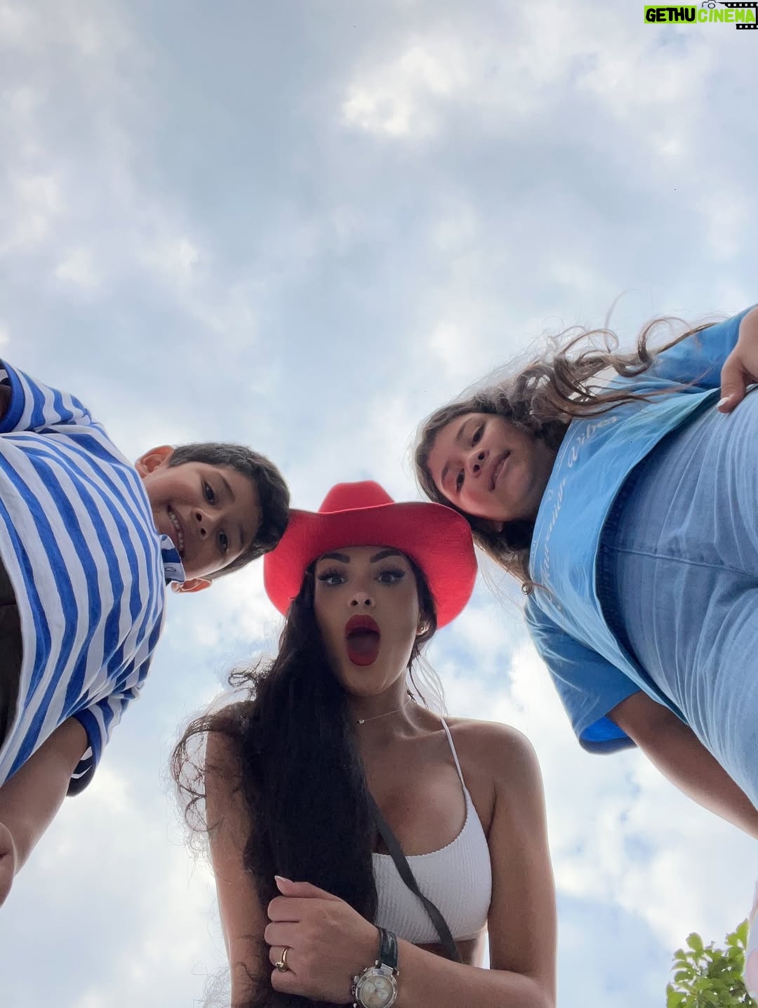 Micheille Soifer - 18K Likes - Encontré estas fotos aquí guardadas que nunca compartí ! ♥️✨ con personas hermosas ! 💕 seguiré compartiendo más porque tengo miles….