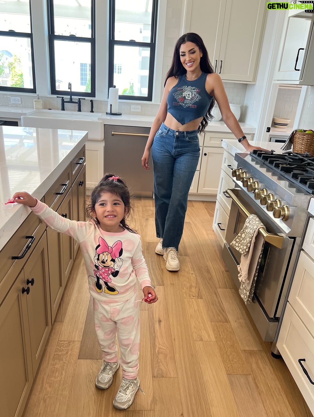 Micheille Soifer - 18K Likes - Encontré estas fotos aquí guardadas que nunca compartí ! ♥️✨ con personas hermosas ! 💕 seguiré compartiendo más porque tengo miles….