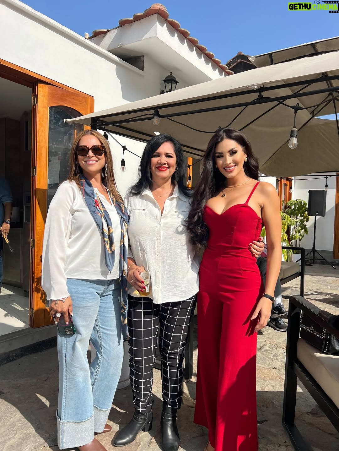 Micheille Soifer - 18K Likes - Encontré estas fotos aquí guardadas que nunca compartí ! ♥️✨ con personas hermosas ! 💕 seguiré compartiendo más porque tengo miles….