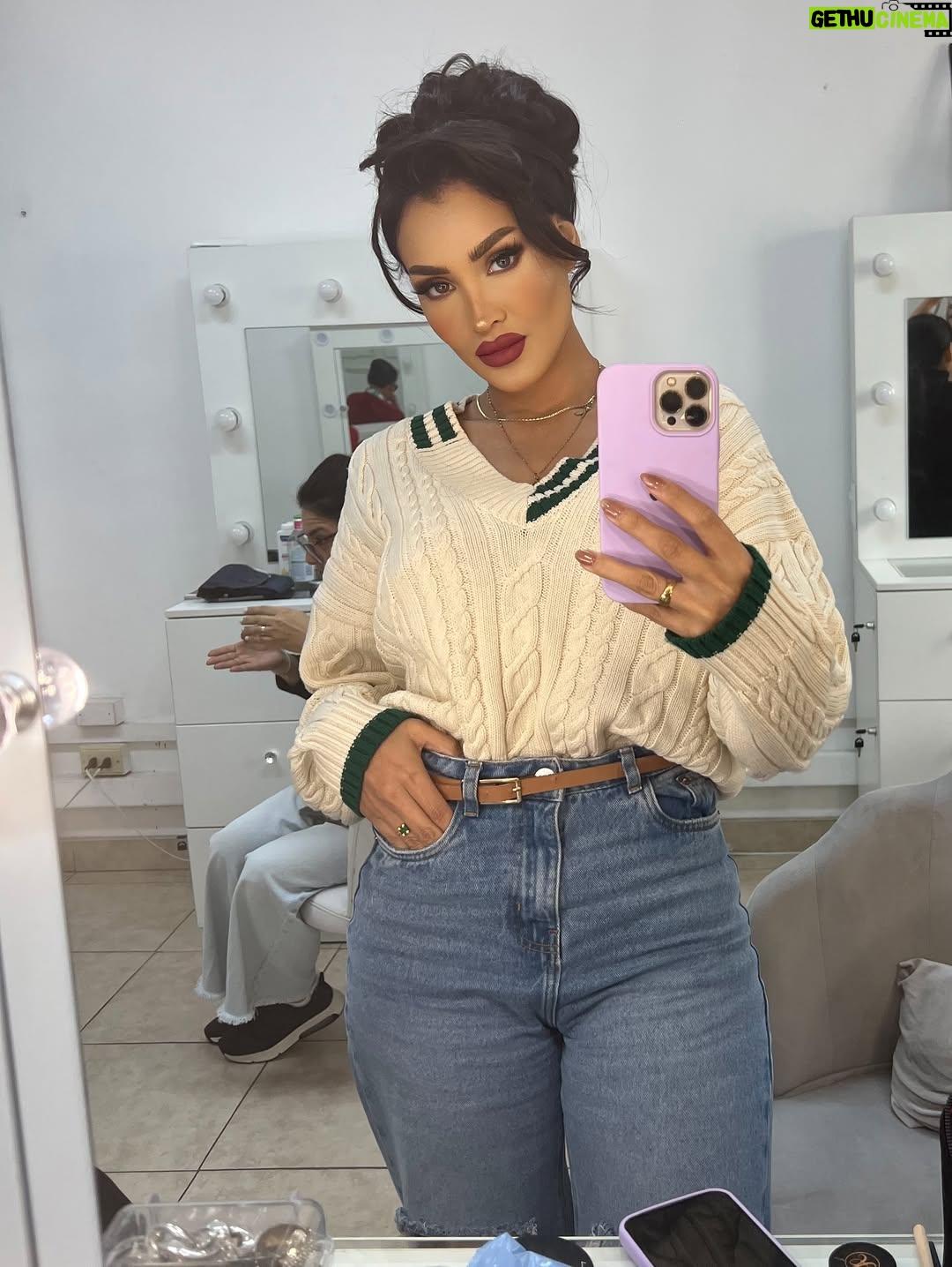 Micheille Soifer - 18K Likes - Encontré estas fotos aquí guardadas que nunca compartí ! ♥️✨ con personas hermosas ! 💕 seguiré compartiendo más porque tengo miles….