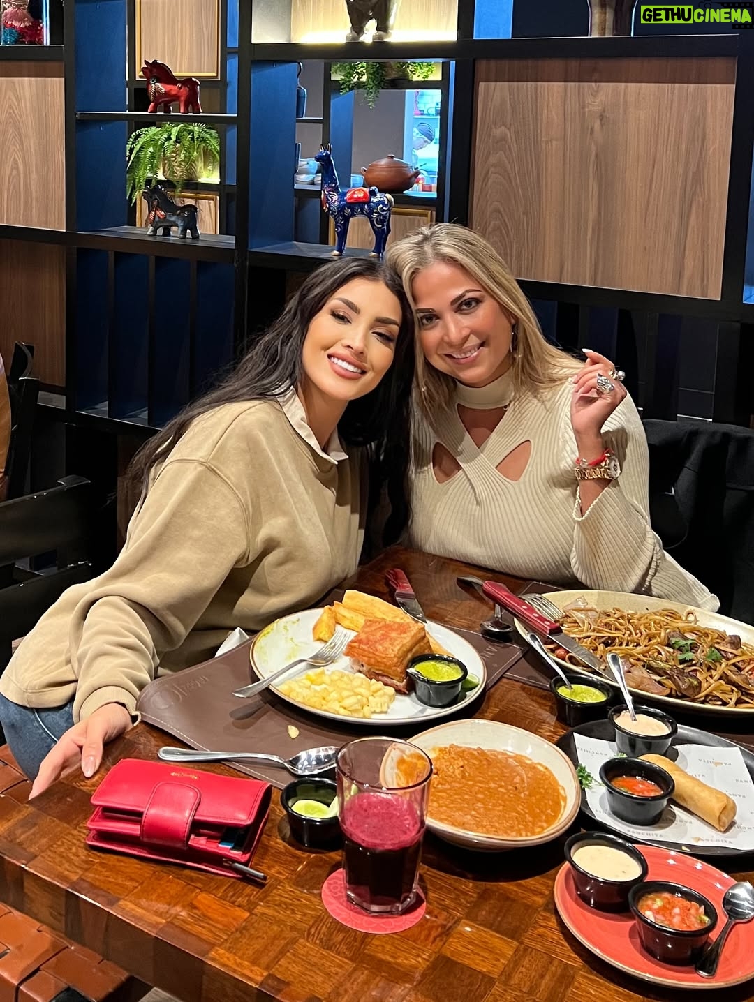 Micheille Soifer - 18K Likes - Encontré estas fotos aquí guardadas que nunca compartí ! ♥️✨ con personas hermosas ! 💕 seguiré compartiendo más porque tengo miles….