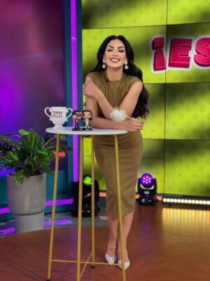Micheille Soifer Instagram - Feliz de ser parte de sus mañanas con Espectáculos En Latina ! 💕amando esta nueva etapa, los looks , el equipo de producción , es que esta nueva un todo 😮💨✨
Styling - @___ivanvasquez @angellasegura_
Productora - Denisse
Personal assistent : @geanninevo
Hair and Make up @micheillesoifer8 🤣
Extensiones de cabello @palaciodeloscabellos