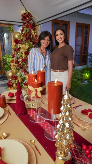 Micheille Soifer Instagram - La mesa de Navidad no se arma sola…
aunque mi mamá hizo casi todo 😅❤️
Ella tiene el ojo, el gusto y la paciencia.
Yo puse ganas… y una que otra ayuda 😌
Ustedes ya tienen todo listo para el 24 ???
Para los que me preguntan todos los productos son de @galdiazperu ♥️✨ hay tantas cosas increíbles !! 🥹