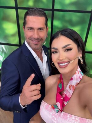 Micheille Soifer Instagram - Mi día hoy!
Conocí a @gregoriopernia 🥹
Me dio unos tips de actuación 🤣
Me dio ataque de risa en el podcast TV
Como en los viejos tiempos de cole (trampita)
Por favor ustedes pongan los títulos a las otras fotos 🤣✨🫢♥️