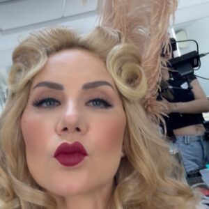Michelle Vieth Instagram - Ninon Sevilla .. La Vid a color, siempre es mejor.. XEW celebramos 95 años GRACIAS ✨🙏🏻✨Los invitamos a ser parte de esta FAMILIA!! Todos los días Lunes a Viernes @quebuenahora  7:00pm solo por @canalunicable 📺 SWIPE 🔛!!