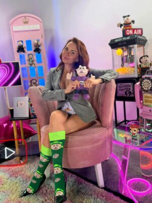 Michelle Vieth Instagram - Michelle Vieth 👑
Abrir camino en el trabajo siendo mujer ya es un reto. Pero, ¿qué pasa cuando el costo para "vender más" es sexualizar tu imagen? Michelle nos ayuda a debatir sobre el famoso: "la que no enseña no vende".💜
¿Qué opinas de esta presión? ¿Se pueden hacer negocios en grande sin sacrificar tu esencia?
Descubre su postura en el T5 E3: "¿Te molesta que tu jefa sea mujer?" ¡Ya en todas las plataformas! 🎧💜
#somosbrutalmentehonestas #podcast #lineamorada #trabajo #sexualizar #jefa