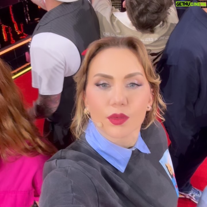 Michelle Vieth - 2.3K Likes - PRÓXIMAMENTE @mecaigoderisaof  PFFF!! COMO ME DIVERTIIIIIIII!!! GRACIAS @lalosuarez  Amo ser parte de esta #familiadisfuncional … ¡No van a parar de Reír! SWIPE 🔛