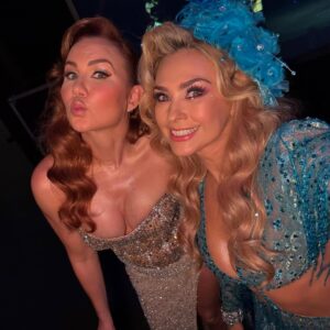 Michelle Vieth Instagram - ¡Que noche tan MÁGICA! Sis @aracelyarambula toda mi admiración y respeto a ese Gran Mujeron que eres!! TE AMO!! SWIPE 🔛 ¿Cuál es su favorita 1,2,3,4… ? 70 años de la única e internacional Sonora Santanera @santaneramx #70aniversario @auditoriomx (siempre las mejores selfies las toma mi sis) 

@alejandrorubi GRACIAS ✨🙏🏻✨ por hacer esto posible ..