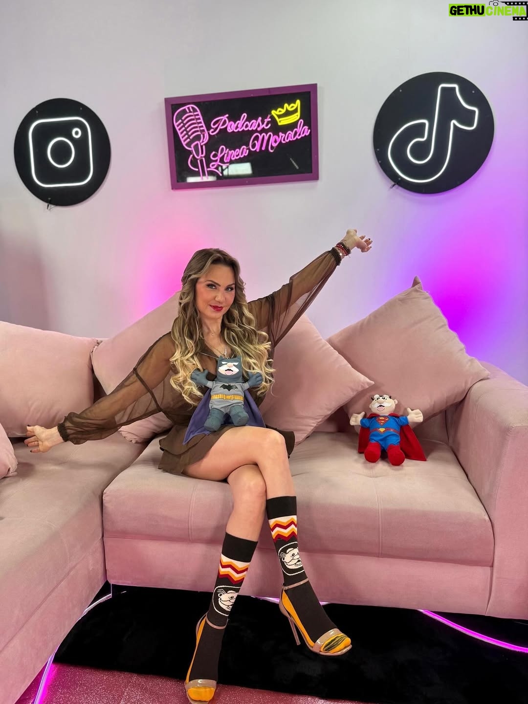 Michelle Vieth - 2.1K Likes - “A pesar de la presión, me divorcié” 
En el nuevo episodio de #SomosBrutalmenteHonestas, Michelle Vieth nos abrió su corazón y habló con total sinceridad sobre las decisiones que cambian la vida, el amor propio y la fuerza de empezar de nuevo. 💪🏼✨

No te pierdas esta charla donde recordamos que elegirte a ti misma nunca es un error. 💜

#somosbrutalmentehonestas #líneamorada #michellevieth #divorcio