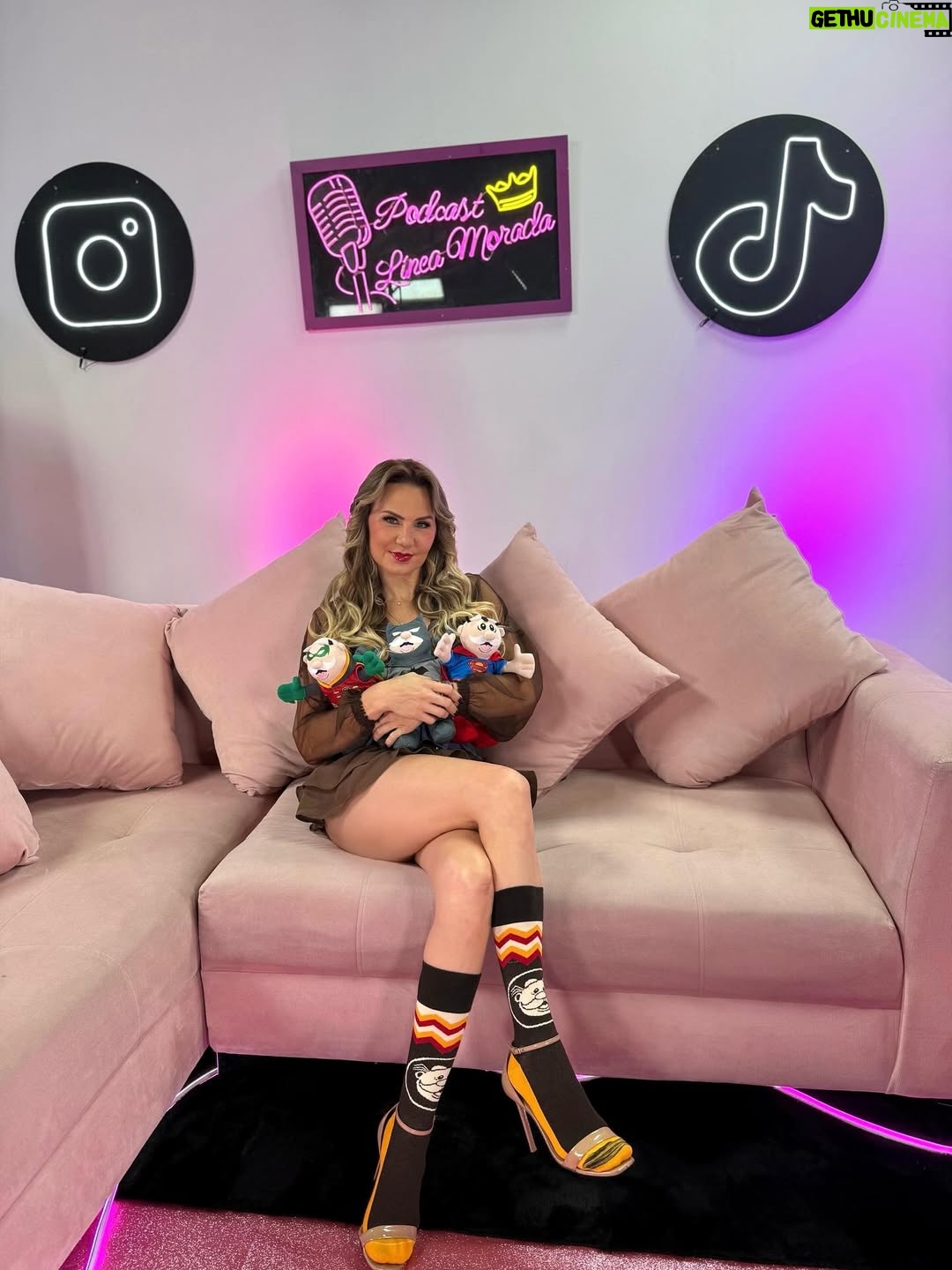 Michelle Vieth - 2.1K Likes - “A pesar de la presión, me divorcié” 
En el nuevo episodio de #SomosBrutalmenteHonestas, Michelle Vieth nos abrió su corazón y habló con total sinceridad sobre las decisiones que cambian la vida, el amor propio y la fuerza de empezar de nuevo. 💪🏼✨

No te pierdas esta charla donde recordamos que elegirte a ti misma nunca es un error. 💜

#somosbrutalmentehonestas #líneamorada #michellevieth #divorcio