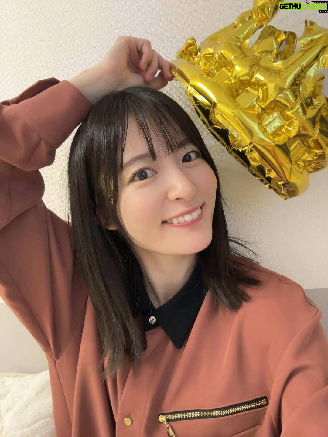 Mikako Komatsu - 22.7K Likes - どうもどうも！
今年も無事に11月11日を迎えられました！
これもひとえに皆様のおかげでございます。
37歳！ひぃ！！！

毎日ドタバタ過ごしていると、一年が本当にあっという間。
去年よりもさらに倍速で過ぎている感覚！
30代もあと数年で終わるのかぁ。
仕事仕事！仕事たくさんしたい！と過ごしてきた20代。
もちろんまだまだ頑張りたい！の気持ちはありつつも、
自分の心と身体、プライベートのバランスも大事！と
探り探りの30代。

人生って…常に経過してから見えてくるものばかりだね…そりゃそうか。

でもね、とにかくシンプルに、健康第一！！
これ本当に！！！

そして仕事も楽しく！全力で！

あとは、身近なところにある小さな幸せや気付きを大事にしていこうと思います😺

あ、写真はですね。
またもや私の母こしが用意してくれた王冠👑ですね。
こりゃハッピーだね。
毎年なにか装飾を準備してくれる母こし…ありがとう😂

それから、なかなかがっつり遊べる時間はないけども、
夜な夜な少しずつ進めているポケモン…
ヤドンもらってきたよ！！ヤァン！！！！
すごい練習したんだから！ヤァン！！！！

それからそれから、とても天気の良い日に公園に行ったのよ。
広い公園…芝生…いいよね…もうそれだけでエネルギーチャージ。

さて、37歳も頑張ります。
作品やラジオや色々なものを通じて、
楽しいをお届けできるように…！！！

ヤァン！！！！！！！！！！！