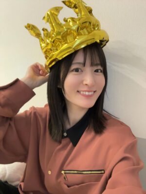 Mikako Komatsu Instagram - どうもどうも！
今年も無事に11月11日を迎えられました！
これもひとえに皆様のおかげでございます。
37歳！ひぃ！！！

毎日ドタバタ過ごしていると、一年が本当にあっという間。
去年よりもさらに倍速で過ぎている感覚！
30代もあと数年で終わるのかぁ。
仕事仕事！仕事たくさんしたい！と過ごしてきた20代。
もちろんまだまだ頑張りたい！の気持ちはありつつも、
自分の心と身体、プライベートのバランスも大事！と
探り探りの30代。

人生って…常に経過してから見えてくるものばかりだね…そりゃそうか。

でもね、とにかくシンプルに、健康第一！！
これ本当に！！！

そして仕事も楽しく！全力で！

あとは、身近なところにある小さな幸せや気付きを大事にしていこうと思います😺

あ、写真はですね。
またもや私の母こしが用意してくれた王冠👑ですね。
こりゃハッピーだね。
毎年なにか装飾を準備してくれる母こし…ありがとう😂

それから、なかなかがっつり遊べる時間はないけども、
夜な夜な少しずつ進めているポケモン…
ヤドンもらってきたよ！！ヤァン！！！！
すごい練習したんだから！ヤァン！！！！

それからそれから、とても天気の良い日に公園に行ったのよ。
広い公園…芝生…いいよね…もうそれだけでエネルギーチャージ。

さて、37歳も頑張ります。
作品やラジオや色々なものを通じて、
楽しいをお届けできるように…！！！

ヤァン！！！！！！！！！！！