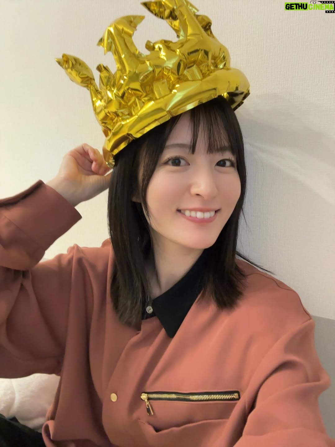 Mikako Komatsu - 22.7K Likes - どうもどうも！
今年も無事に11月11日を迎えられました！
これもひとえに皆様のおかげでございます。
37歳！ひぃ！！！

毎日ドタバタ過ごしていると、一年が本当にあっという間。
去年よりもさらに倍速で過ぎている感覚！
30代もあと数年で終わるのかぁ。
仕事仕事！仕事たくさんしたい！と過ごしてきた20代。
もちろんまだまだ頑張りたい！の気持ちはありつつも、
自分の心と身体、プライベートのバランスも大事！と
探り探りの30代。

人生って…常に経過してから見えてくるものばかりだね…そりゃそうか。

でもね、とにかくシンプルに、健康第一！！
これ本当に！！！

そして仕事も楽しく！全力で！

あとは、身近なところにある小さな幸せや気付きを大事にしていこうと思います😺

あ、写真はですね。
またもや私の母こしが用意してくれた王冠👑ですね。
こりゃハッピーだね。
毎年なにか装飾を準備してくれる母こし…ありがとう😂

それから、なかなかがっつり遊べる時間はないけども、
夜な夜な少しずつ進めているポケモン…
ヤドンもらってきたよ！！ヤァン！！！！
すごい練習したんだから！ヤァン！！！！

それからそれから、とても天気の良い日に公園に行ったのよ。
広い公園…芝生…いいよね…もうそれだけでエネルギーチャージ。

さて、37歳も頑張ります。
作品やラジオや色々なものを通じて、
楽しいをお届けできるように…！！！

ヤァン！！！！！！！！！！！