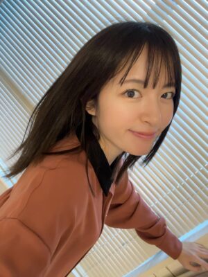 Mikako Komatsu Instagram - どうもどうも！
今年も無事に11月11日を迎えられました！
これもひとえに皆様のおかげでございます。
37歳！ひぃ！！！

毎日ドタバタ過ごしていると、一年が本当にあっという間。
去年よりもさらに倍速で過ぎている感覚！
30代もあと数年で終わるのかぁ。
仕事仕事！仕事たくさんしたい！と過ごしてきた20代。
もちろんまだまだ頑張りたい！の気持ちはありつつも、
自分の心と身体、プライベートのバランスも大事！と
探り探りの30代。

人生って…常に経過してから見えてくるものばかりだね…そりゃそうか。

でもね、とにかくシンプルに、健康第一！！
これ本当に！！！

そして仕事も楽しく！全力で！

あとは、身近なところにある小さな幸せや気付きを大事にしていこうと思います😺

あ、写真はですね。
またもや私の母こしが用意してくれた王冠👑ですね。
こりゃハッピーだね。
毎年なにか装飾を準備してくれる母こし…ありがとう😂

それから、なかなかがっつり遊べる時間はないけども、
夜な夜な少しずつ進めているポケモン…
ヤドンもらってきたよ！！ヤァン！！！！
すごい練習したんだから！ヤァン！！！！

それからそれから、とても天気の良い日に公園に行ったのよ。
広い公園…芝生…いいよね…もうそれだけでエネルギーチャージ。

さて、37歳も頑張ります。
作品やラジオや色々なものを通じて、
楽しいをお届けできるように…！！！

ヤァン！！！！！！！！！！！