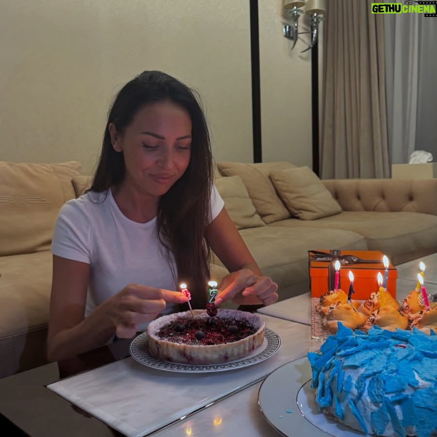 Mikella Abramova - 6.2K Likes - happy birthday, mom❤️

Каждый год когда я думаю как тебя поздравить я начинаю думать о каком-то специфическом событии за последний год, но в этом году я просто подумала о том на сколько ты счастлива и насколько это важно для меня и всех в твоем окружении. Я хочу чтоб ты всегда оставалась человеком который так хорошо умеет находить смешное в грустном, хорошее в сложном. Чем старше я становлюсь, тем больше я понимаю насколько ты умный, сильный и талантливый человек. Почему то особенно в этом году очень сложно найти слова чтобы описать насколько ты невероятный человек, но я обещаю что найду их к сегодняшнему вечеру😁Оставлю это на том что я тебя безумно люблю and I know that it only gets better from here❤️

С днём рождения, @alsou_a