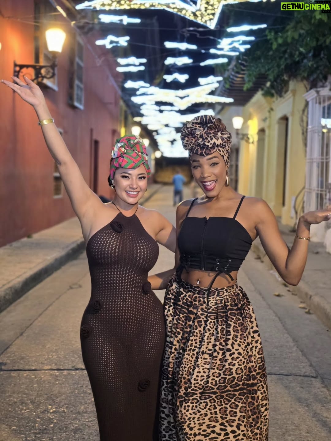 Milagros Flores - 95.7K Likes - Gracias @carolaturbantesinfronteras me encanto el turbante 😍🇨🇴
Los turbantes en Colombia son una expresión viva de cultura, historia y orgullo. Con sus colores intensos y formas elegantes, no solo adornan la cabeza, sino que cuentan historias de raíces africanas, resistencia y belleza auténtica. Cada turbante refleja identidad, fuerza y alegría, especialmente en las mujeres que los llevan con tanta dignidad y estilo. 🥰🇨🇴