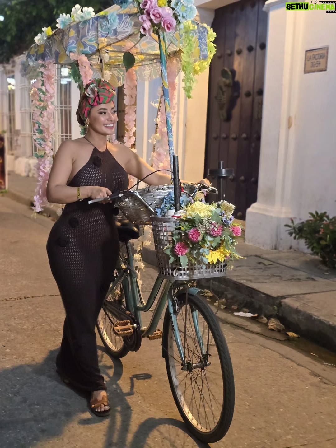 Milagros Flores - 95.7K Likes - Gracias @carolaturbantesinfronteras me encanto el turbante 😍🇨🇴
Los turbantes en Colombia son una expresión viva de cultura, historia y orgullo. Con sus colores intensos y formas elegantes, no solo adornan la cabeza, sino que cuentan historias de raíces africanas, resistencia y belleza auténtica. Cada turbante refleja identidad, fuerza y alegría, especialmente en las mujeres que los llevan con tanta dignidad y estilo. 🥰🇨🇴