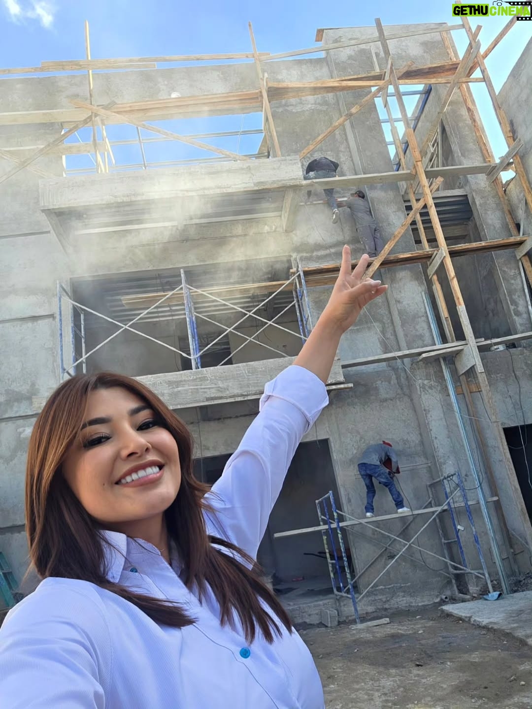 Milagros Flores - 50.7K Likes - Hoy fui a ver el avance de la construcción de mi segunda casa y todo va genial. Estoy muy agradecida con Dios por las oportunidades las bendiciones y el trabajo, !Estoy Enfocada en mis metas y en cumplir mis sueños! ¡A seguir adelante con mucha energía mente positiva. Muy pronto primero Dios vamos a inagurar. 🙏🏡🤍