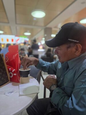 Milagros Flores Instagram - Compartir tiempo con mi papi es un regalo que valoro profundamente. 🥰