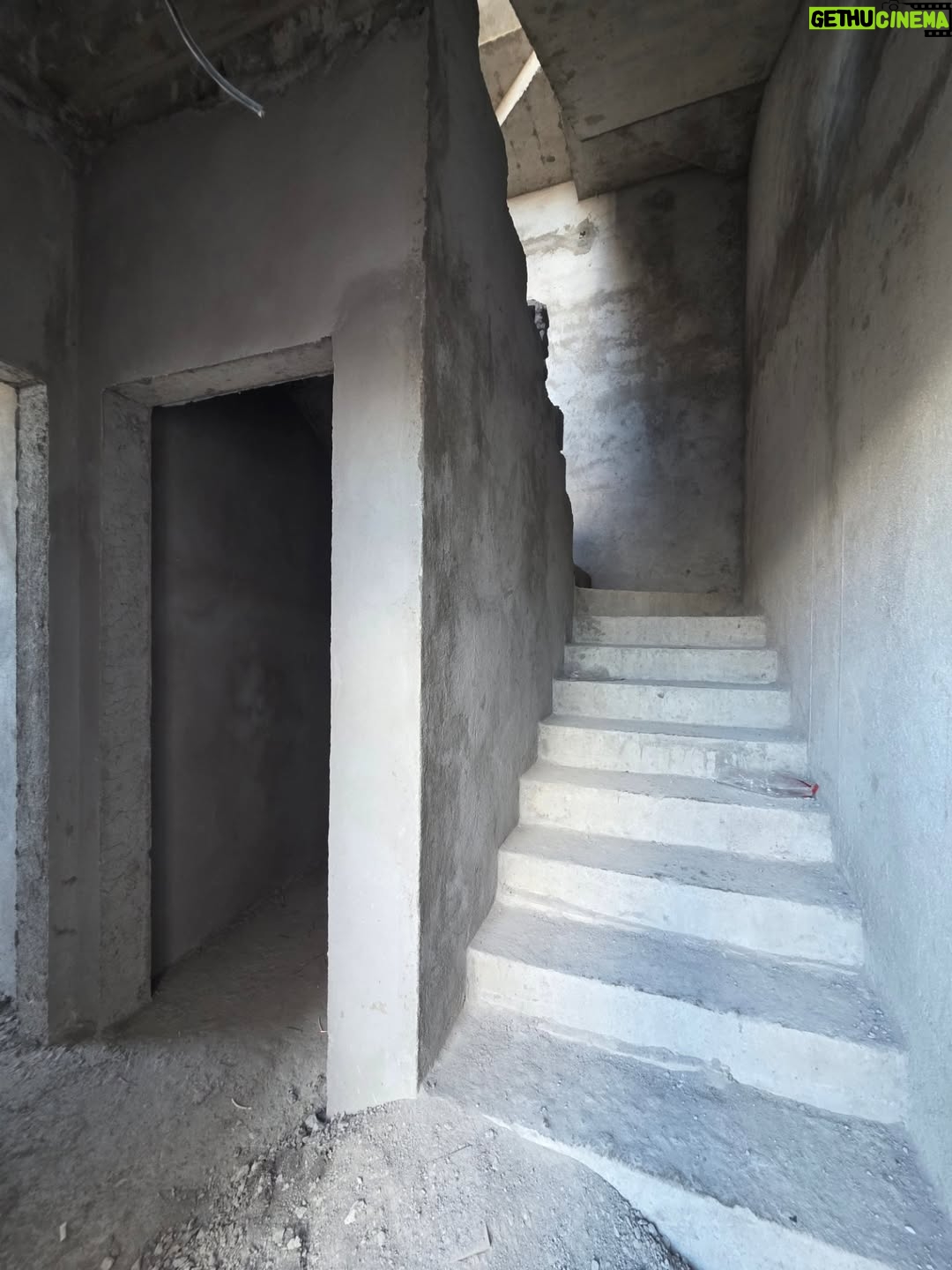 Milagros Flores - 50.7K Likes - Hoy fui a ver el avance de la construcción de mi segunda casa y todo va genial. Estoy muy agradecida con Dios por las oportunidades las bendiciones y el trabajo, !Estoy Enfocada en mis metas y en cumplir mis sueños! ¡A seguir adelante con mucha energía mente positiva. Muy pronto primero Dios vamos a inagurar. 🙏🏡🤍