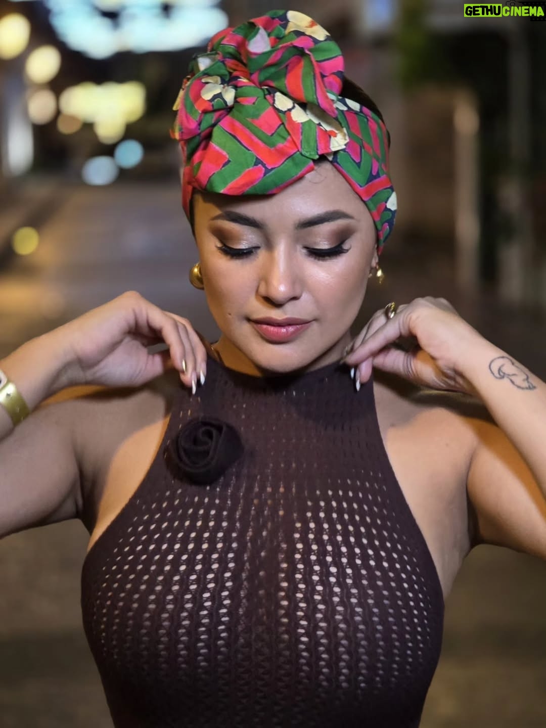 Milagros Flores - 95.7K Likes - Gracias @carolaturbantesinfronteras me encanto el turbante 😍🇨🇴
Los turbantes en Colombia son una expresión viva de cultura, historia y orgullo. Con sus colores intensos y formas elegantes, no solo adornan la cabeza, sino que cuentan historias de raíces africanas, resistencia y belleza auténtica. Cada turbante refleja identidad, fuerza y alegría, especialmente en las mujeres que los llevan con tanta dignidad y estilo. 🥰🇨🇴