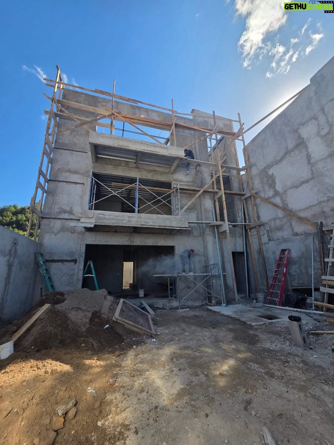 Milagros Flores - 50.7K Likes - Hoy fui a ver el avance de la construcción de mi segunda casa y todo va genial. Estoy muy agradecida con Dios por las oportunidades las bendiciones y el trabajo, !Estoy Enfocada en mis metas y en cumplir mis sueños! ¡A seguir adelante con mucha energía mente positiva. Muy pronto primero Dios vamos a inagurar. 🙏🏡🤍