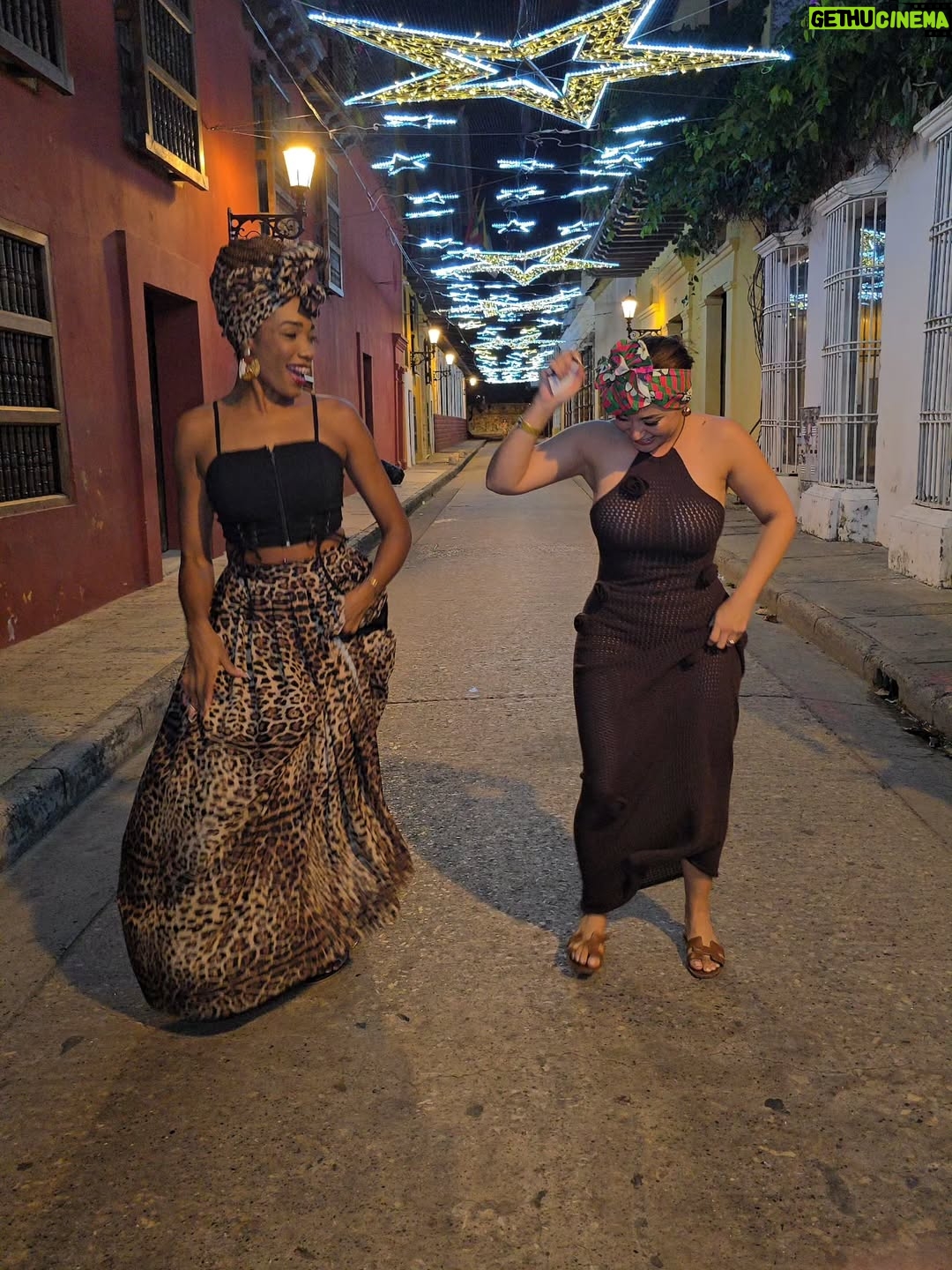 Milagros Flores - 95.7K Likes - Gracias @carolaturbantesinfronteras me encanto el turbante 😍🇨🇴
Los turbantes en Colombia son una expresión viva de cultura, historia y orgullo. Con sus colores intensos y formas elegantes, no solo adornan la cabeza, sino que cuentan historias de raíces africanas, resistencia y belleza auténtica. Cada turbante refleja identidad, fuerza y alegría, especialmente en las mujeres que los llevan con tanta dignidad y estilo. 🥰🇨🇴