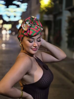 Milagros Flores Instagram - Gracias @carolaturbantesinfronteras me encanto el turbante 😍🇨🇴
Los turbantes en Colombia son una expresión viva de cultura, historia y orgullo. Con sus colores intensos y formas elegantes, no solo adornan la cabeza, sino que cuentan historias de raíces africanas, resistencia y belleza auténtica. Cada turbante refleja identidad, fuerza y alegría, especialmente en las mujeres que los llevan con tanta dignidad y estilo. 🥰🇨🇴