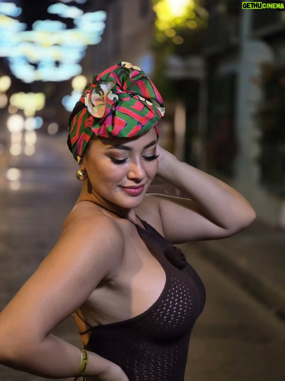 Milagros Flores - 95.7K Likes - Gracias @carolaturbantesinfronteras me encanto el turbante 😍🇨🇴
Los turbantes en Colombia son una expresión viva de cultura, historia y orgullo. Con sus colores intensos y formas elegantes, no solo adornan la cabeza, sino que cuentan historias de raíces africanas, resistencia y belleza auténtica. Cada turbante refleja identidad, fuerza y alegría, especialmente en las mujeres que los llevan con tanta dignidad y estilo. 🥰🇨🇴