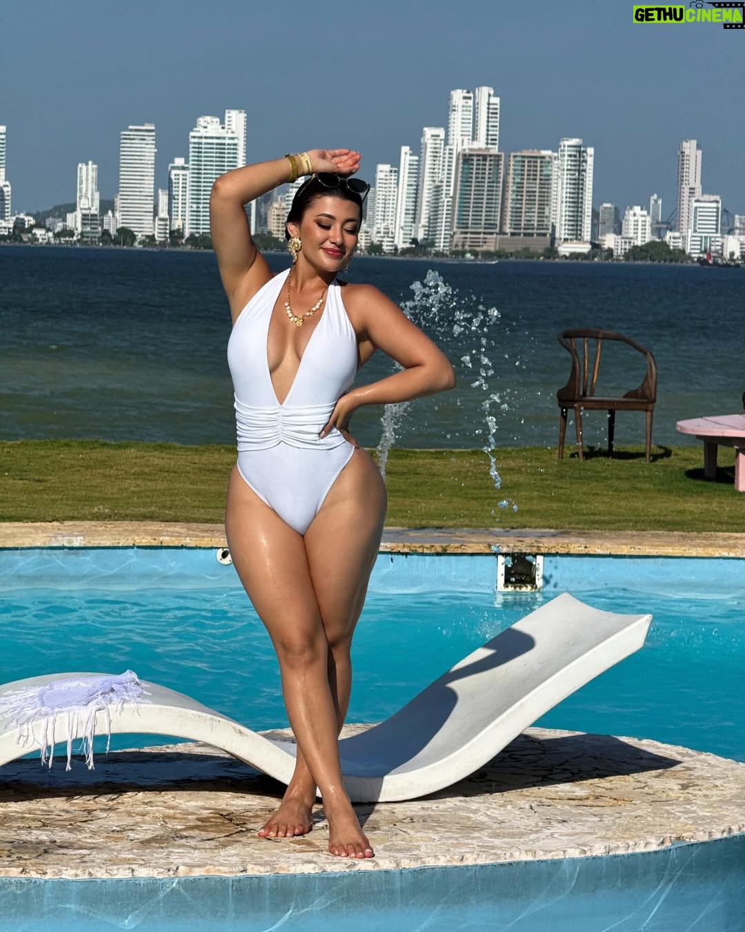 Milagros Flores - 29.6K Likes - Qué bonita es esta vida aunque aveces duela tanto….
.
.
.
. 
#milagroflores #milyflow #catracha #colombia🇨🇴 #cartagenacolombia🇨🇴