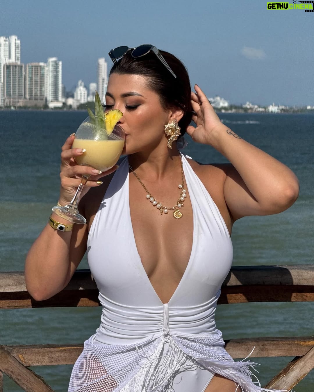Milagros Flores - 29.6K Likes - Qué bonita es esta vida aunque aveces duela tanto….
.
.
.
. 
#milagroflores #milyflow #catracha #colombia🇨🇴 #cartagenacolombia🇨🇴