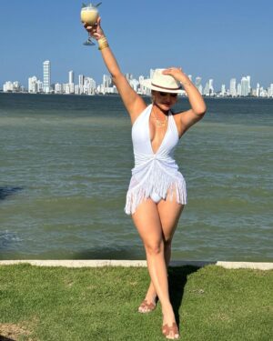 Milagros Flores Instagram - Qué bonita es esta vida aunque aveces duela tanto….
.
.
.
. 
#milagroflores #milyflow #catracha #colombia🇨🇴 #cartagenacolombia🇨🇴