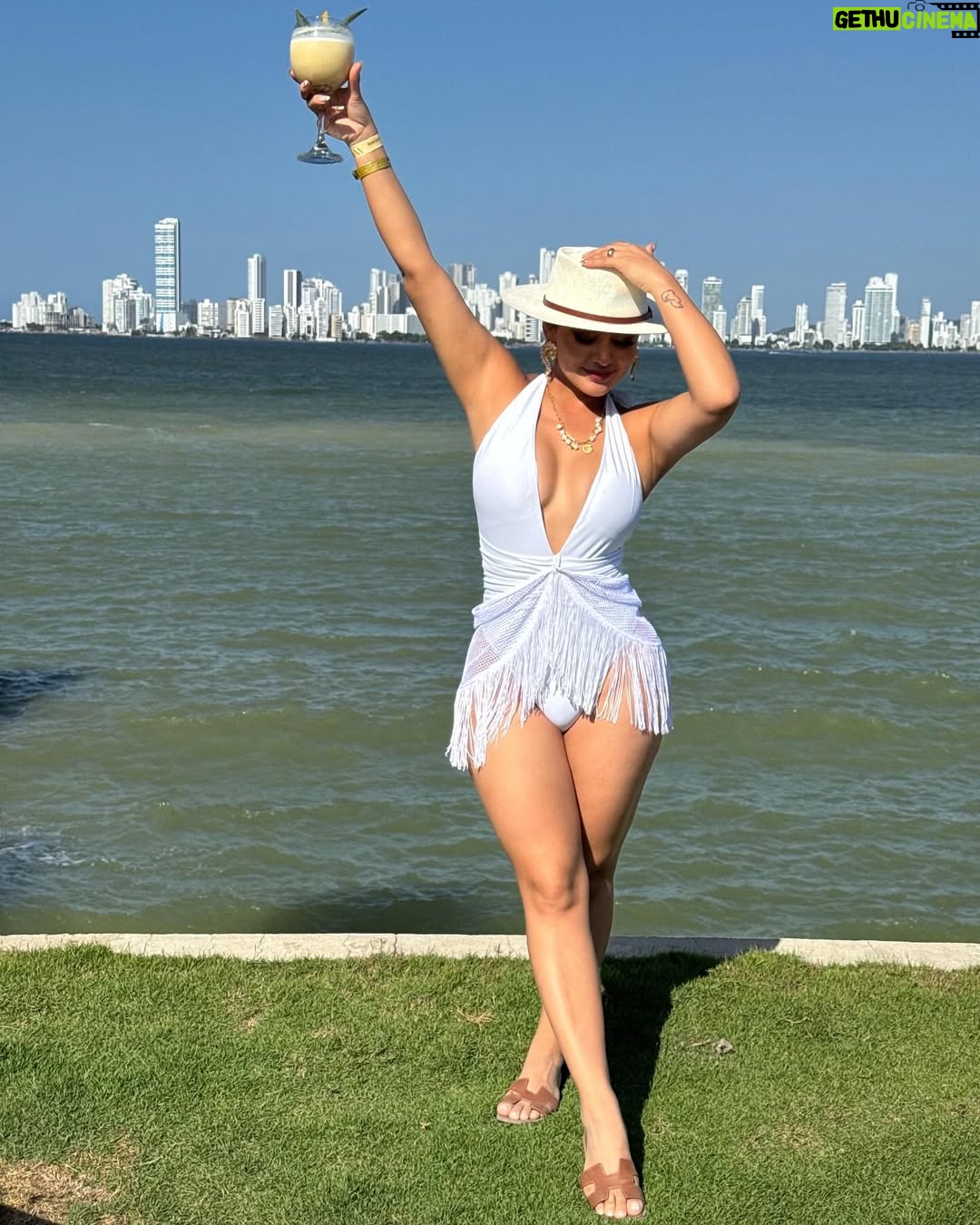 Milagros Flores - 29.6K Likes - Qué bonita es esta vida aunque aveces duela tanto….
.
.
.
. 
#milagroflores #milyflow #catracha #colombia🇨🇴 #cartagenacolombia🇨🇴