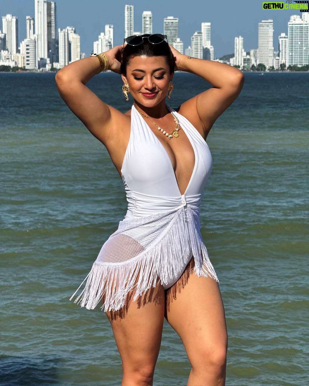 Milagros Flores - 29.6K Likes - Qué bonita es esta vida aunque aveces duela tanto….
.
.
.
. 
#milagroflores #milyflow #catracha #colombia🇨🇴 #cartagenacolombia🇨🇴