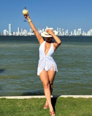 Milagros Flores Instagram - Qué bonita es esta vida aunque aveces duela tanto….
.
.
.
. 
#milagroflores #milyflow #catracha #colombia🇨🇴 #cartagenacolombia🇨🇴