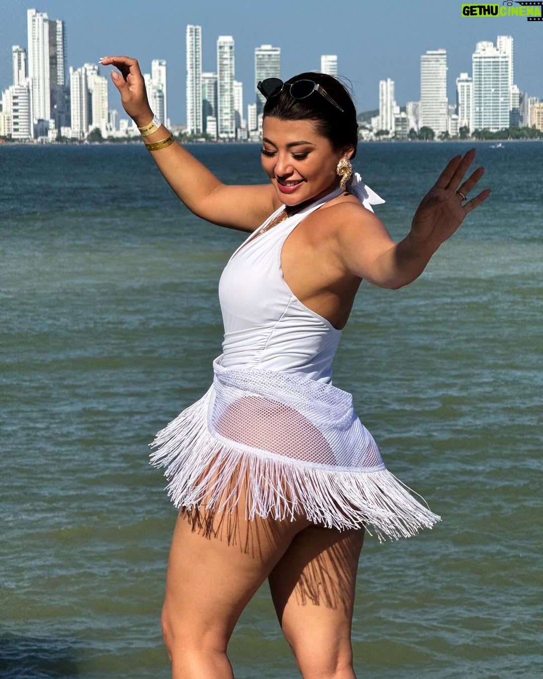 Milagros Flores - 29.6K Likes - Qué bonita es esta vida aunque aveces duela tanto….
.
.
.
. 
#milagroflores #milyflow #catracha #colombia🇨🇴 #cartagenacolombia🇨🇴