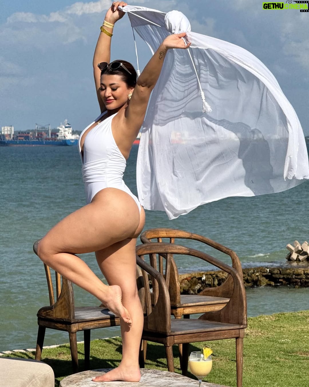 Milagros Flores - 29.6K Likes - Qué bonita es esta vida aunque aveces duela tanto….
.
.
.
. 
#milagroflores #milyflow #catracha #colombia🇨🇴 #cartagenacolombia🇨🇴
