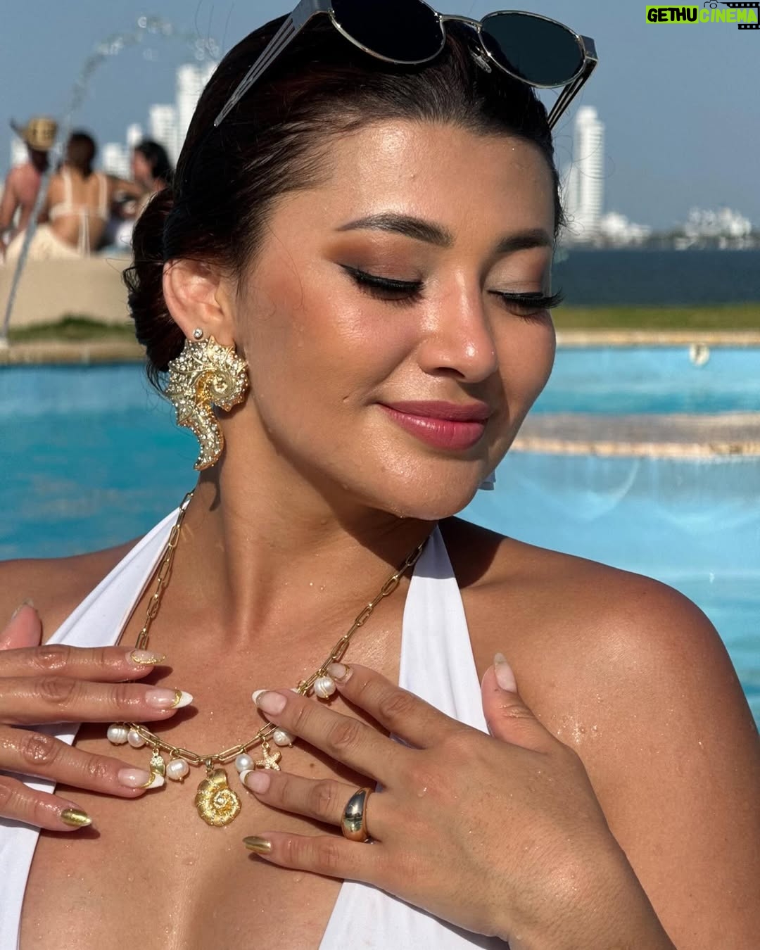 Milagros Flores - 29.6K Likes - Qué bonita es esta vida aunque aveces duela tanto….
.
.
.
. 
#milagroflores #milyflow #catracha #colombia🇨🇴 #cartagenacolombia🇨🇴
