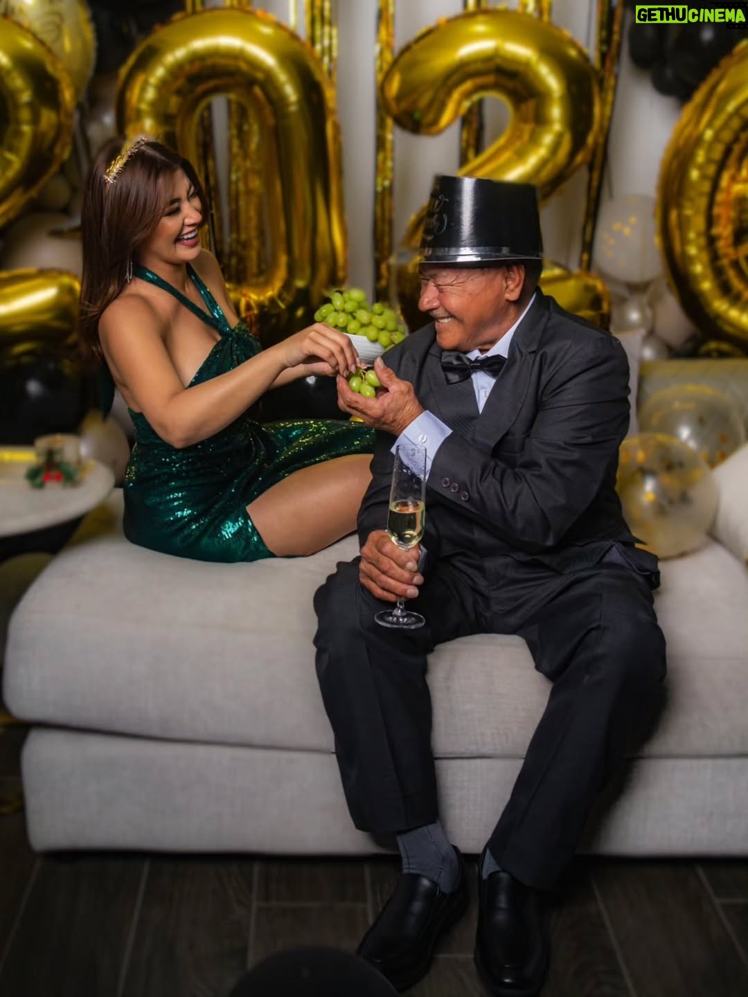 Milagros Flores - 48.2K Likes - Disfrutemos cada momento, amemos de manera intensa abracemos más fuerte, digamos lo que sentimos y agradezcamos cada día. La vida es un regalo y nunca sabemos cuándo será el último instante gracias Dios por darme la oportunidad de disfrutar este momento con mi papi. Les deseo un  feliz año nuevos todos...🥂☺️🙏🤍 
.
.
.
.
#milagroflores #milyflow #añonuevo2026