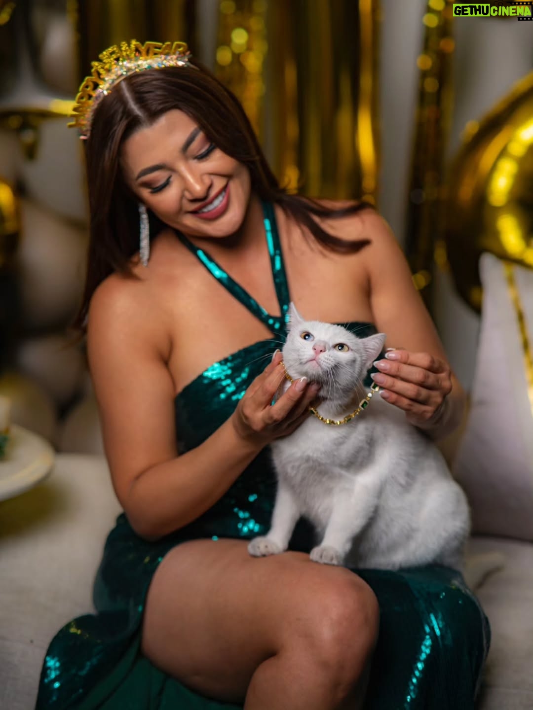 Milagros Flores - 48.2K Likes - Disfrutemos cada momento, amemos de manera intensa abracemos más fuerte, digamos lo que sentimos y agradezcamos cada día. La vida es un regalo y nunca sabemos cuándo será el último instante gracias Dios por darme la oportunidad de disfrutar este momento con mi papi. Les deseo un  feliz año nuevos todos...🥂☺️🙏🤍 
.
.
.
.
#milagroflores #milyflow #añonuevo2026