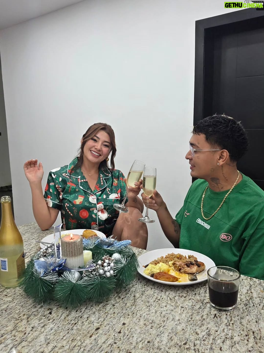 Milagros Flores - 34.3K Likes - Feliz navidad 🥰🎄cprospero año y feliz.... ✨️🎇