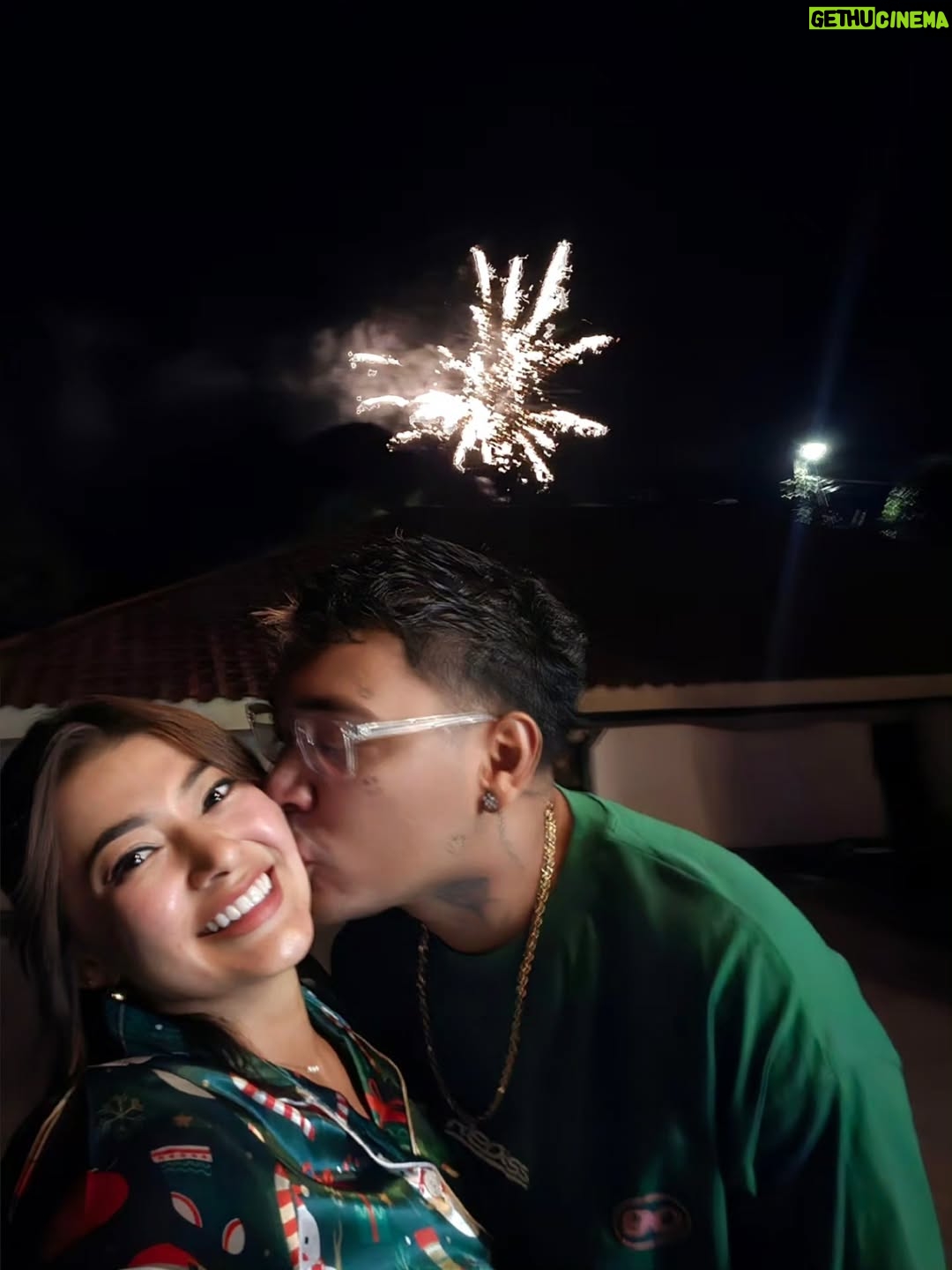 Milagros Flores - 34.3K Likes - Feliz navidad 🥰🎄cprospero año y feliz.... ✨️🎇