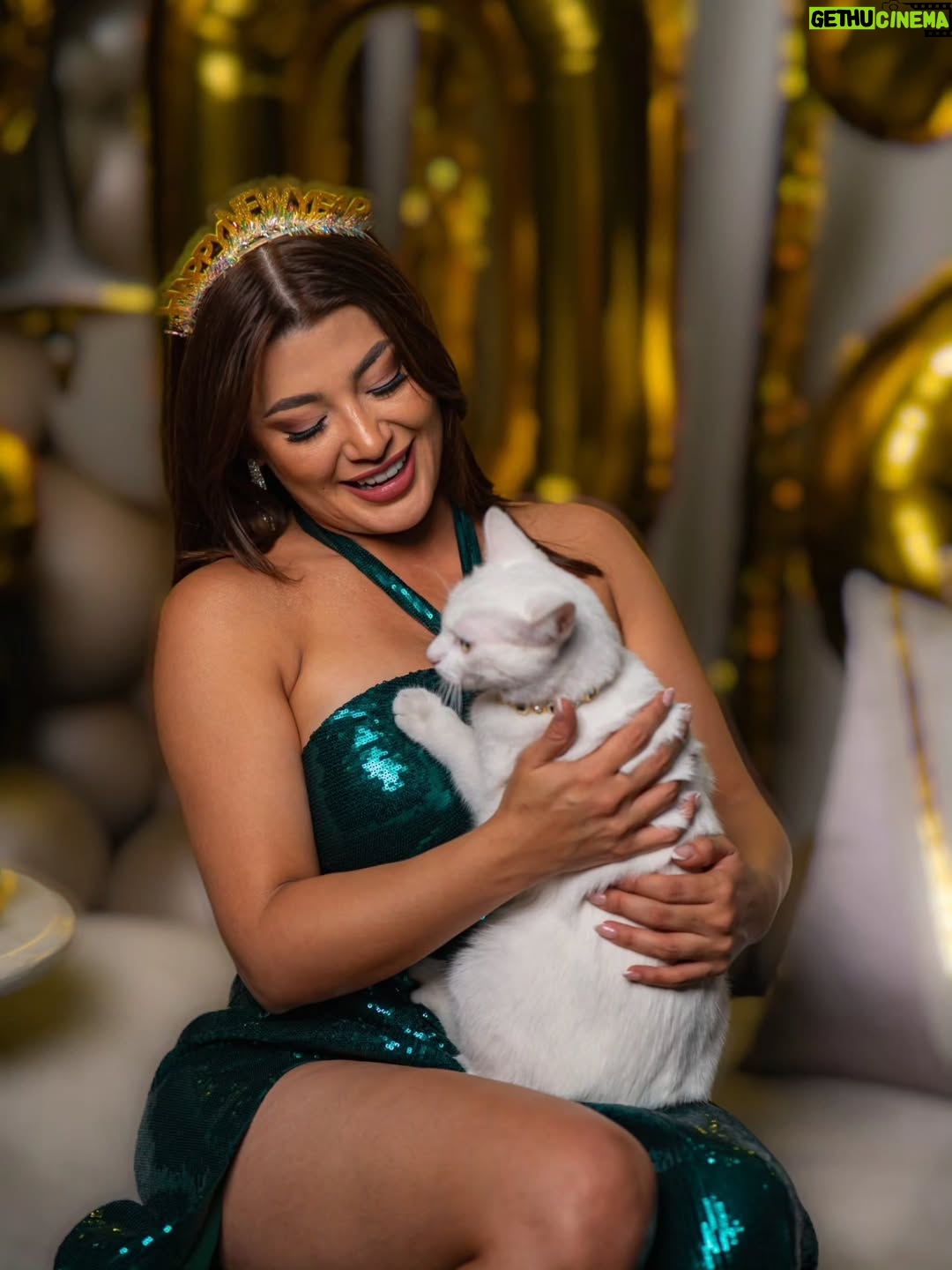 Milagros Flores - 48.2K Likes - Disfrutemos cada momento, amemos de manera intensa abracemos más fuerte, digamos lo que sentimos y agradezcamos cada día. La vida es un regalo y nunca sabemos cuándo será el último instante gracias Dios por darme la oportunidad de disfrutar este momento con mi papi. Les deseo un  feliz año nuevos todos...🥂☺️🙏🤍 
.
.
.
.
#milagroflores #milyflow #añonuevo2026