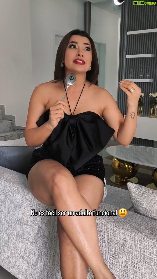 Milagros Flores - 29.1K Likes - No es facil ser un adulto funcional pero con la promo Con la  promo 7x1 de @pinturasamericanashn , pintas más por mucho menos dinero. Por la compra de una cubeta de nuestra línea promocional te puedes llevar hasta 7 galones adicionales a L 1.0 😎👌

¡Con Pinturas Americanas Rinde más, Dura más! ✨