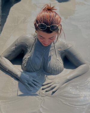 Milagros Flores Instagram - Vivir la experiencia de bañarse en lodo en un volcán es conectar con la naturaleza de una forma única. Sentir el barro cubrir la piel, cargado de minerales, mientras el paisaje volcánico te rodea, es como regalarle al cuerpo y al alma un momento de renovación el lodo se convierte en un símbolo de descanso, sanación y aventura, recordándonos que la tierra también sabe abrazar y sorprender. 🌋✨ 

#vacaviones2025 #milagroflores🇭🇳♥️ #volcáncolombiano🇨🇴